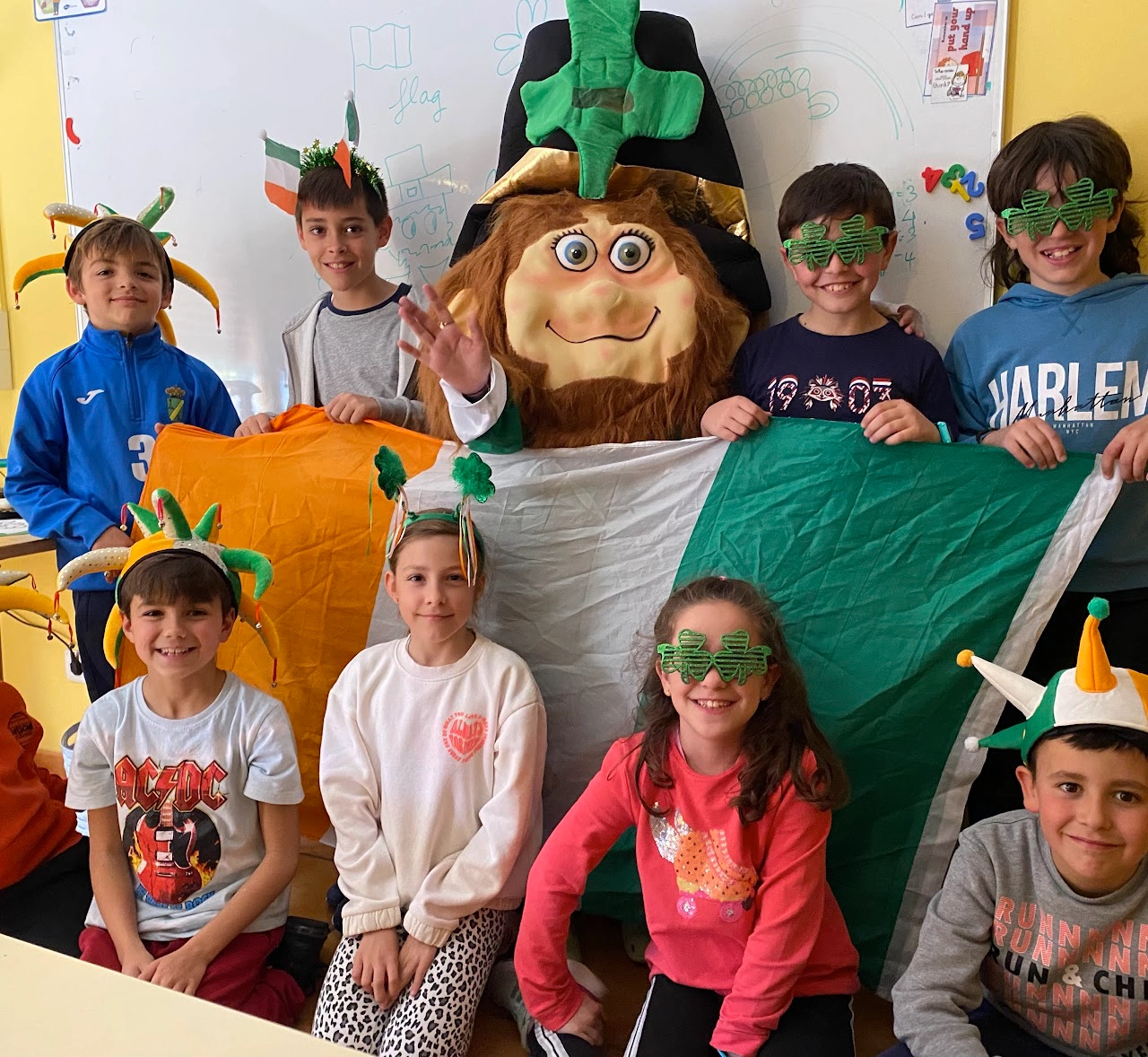 Niños de la academia de inglés celebrando San Patrick