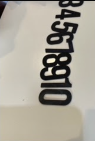 Alumna de la academia de inglés realizando ejercicio con números