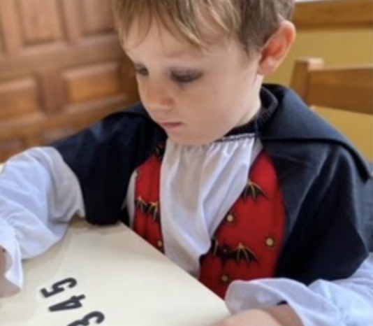 Niño atento al ejercicio