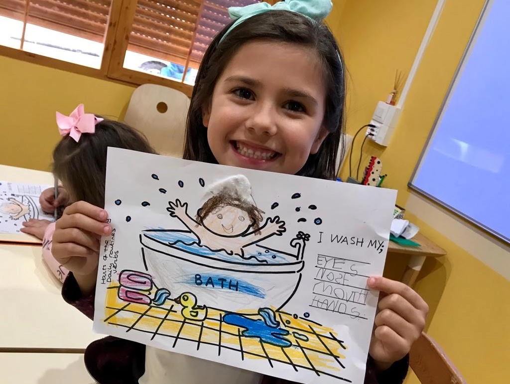Niña sonriente con dibujo